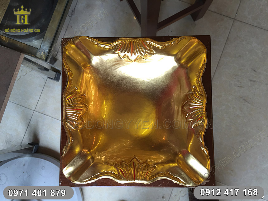 đ&uacute;c gạt t&agrave;n versace thếp v&agrave;ng 9999